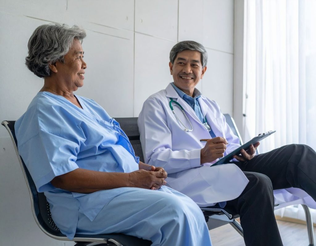 醫院候診區中，長輩拿著慢性病處方箋