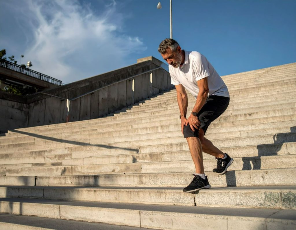 中年族群在上下樓梯時扶著膝蓋