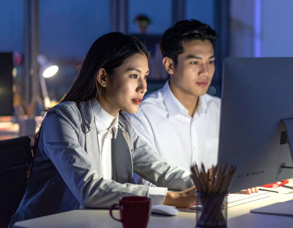 年輕上班族深夜加班盯著電腦