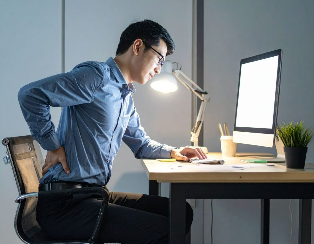 男子久坐辦公室，因下體不舒服頻繁調整坐姿