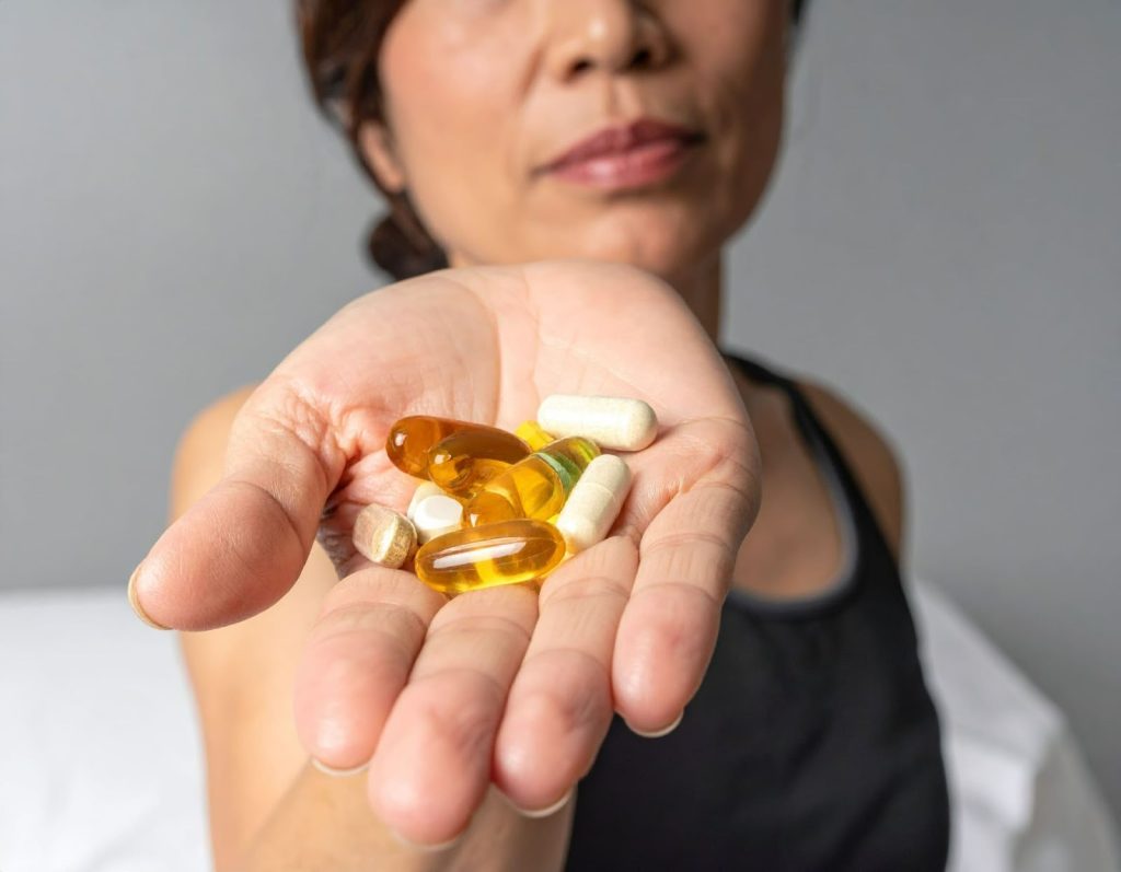 手上拿著幾顆不同的保健品