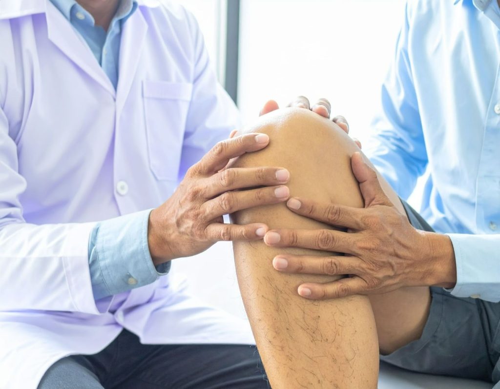醫師在診間檢查患者膝蓋關節 醫師在診間檢查患者膝蓋關節