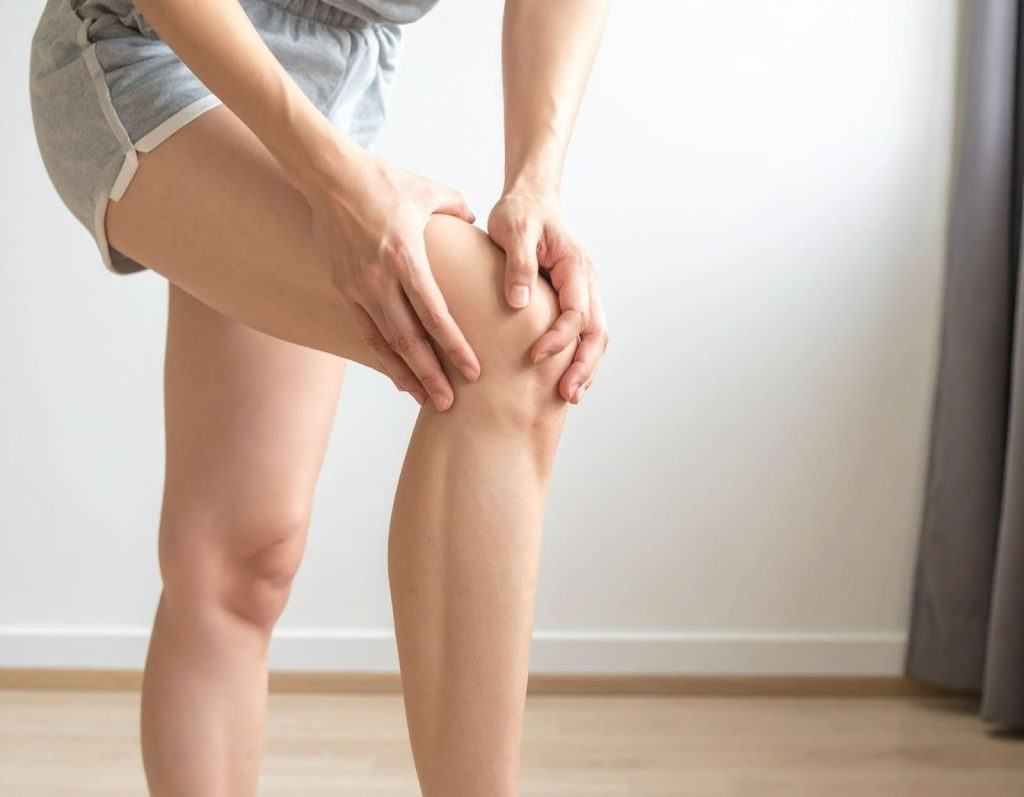 女子在家中做簡單膝蓋伸展