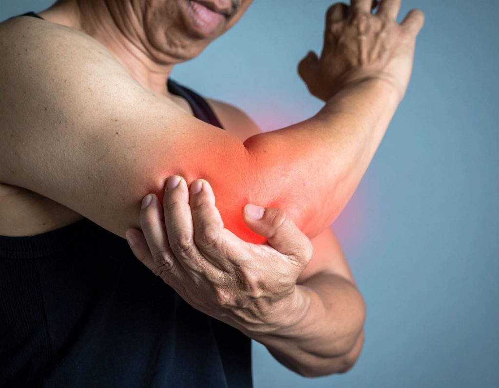 男子(亞洲人)打球後手肘不適