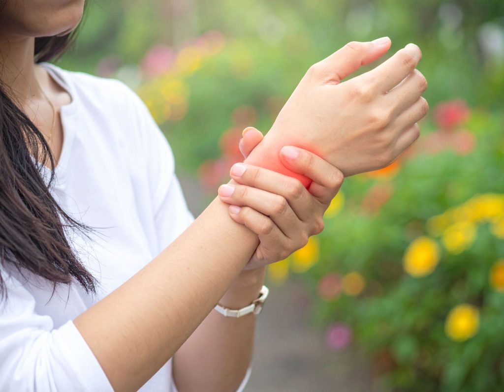 女性（亞洲人）手腕疼痛握不住物品