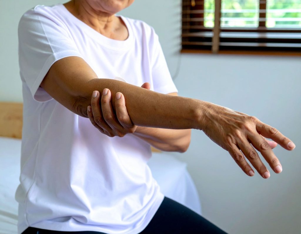 患者（亞洲人）進行手腕復健運動