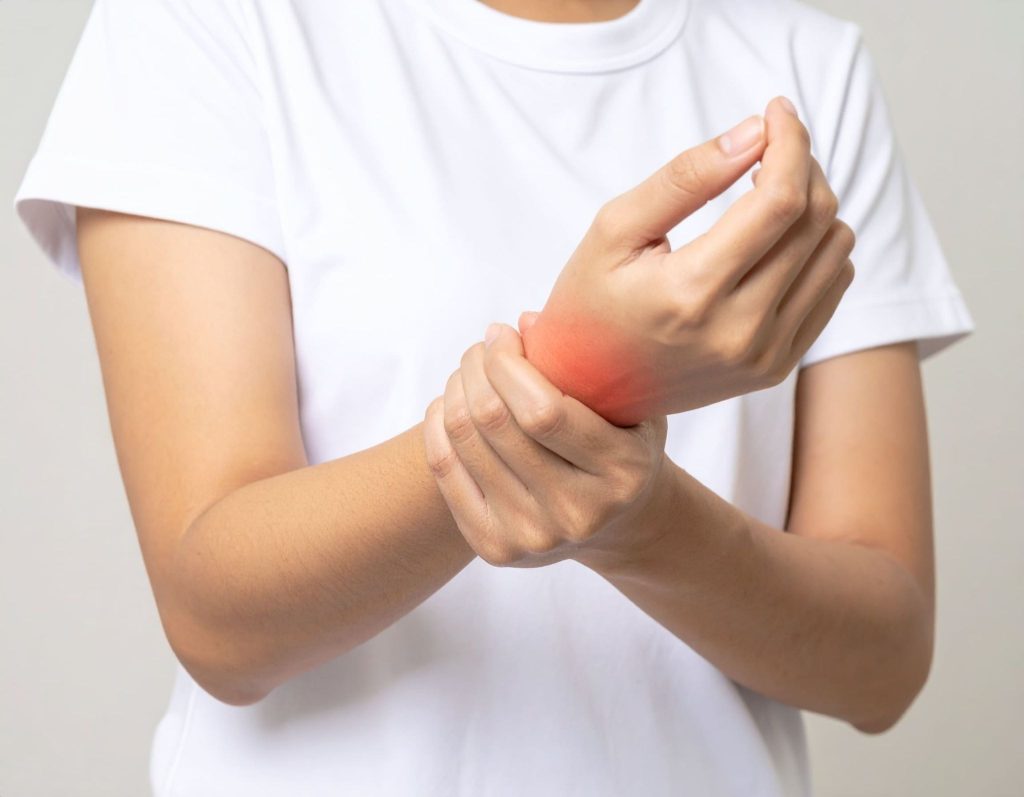 女性（亞洲人）手腕疼痛影響日常生活