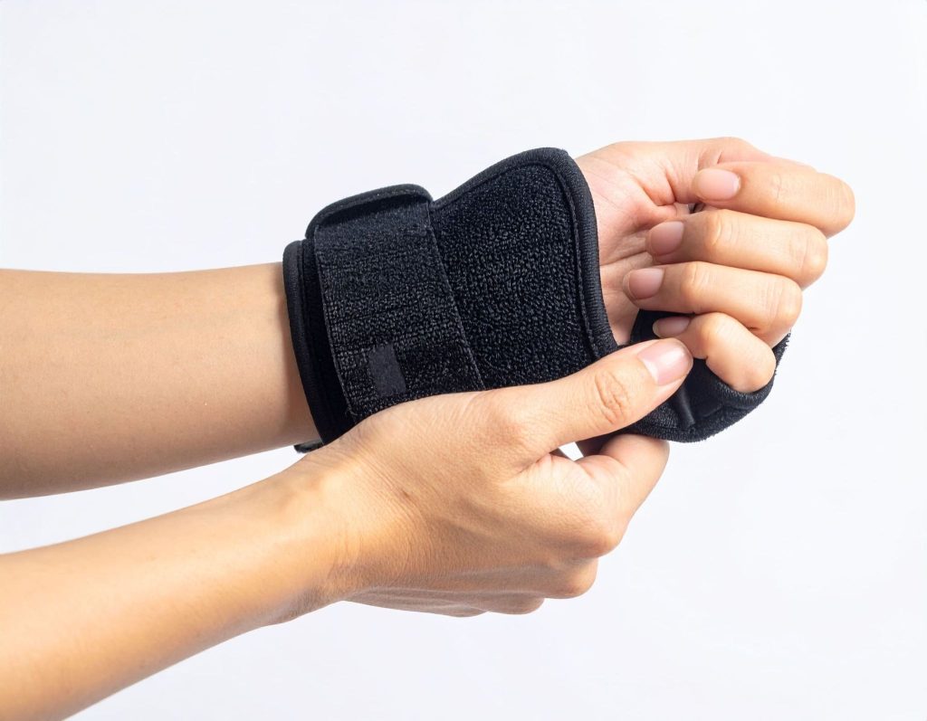 女性（亞洲人）使用護腕支撐手腕