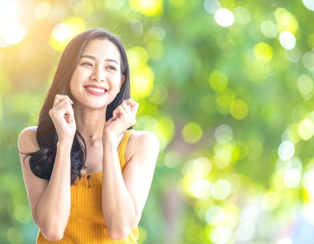 女子（亞洲人）服用多種保健品